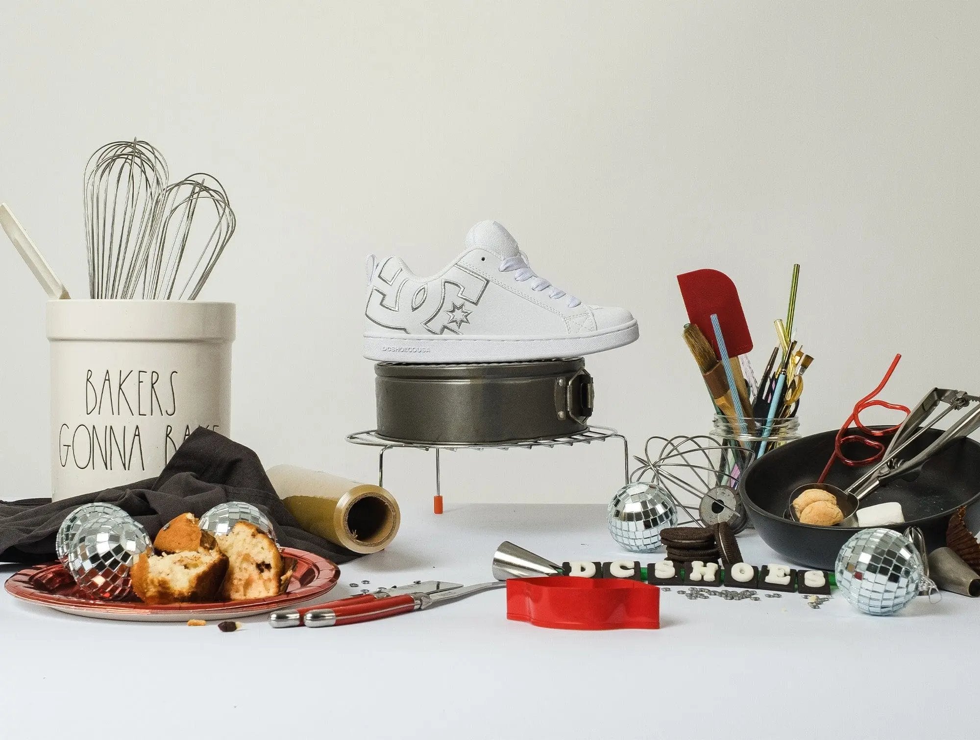 Zapatilla Dc Court Graffik Mujer Mono Blanco